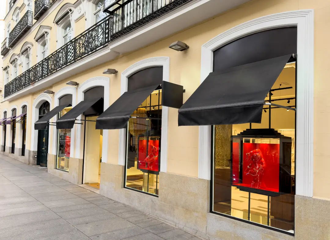 Façade vitrine de magasin en aluminium sur mesure à Limoux